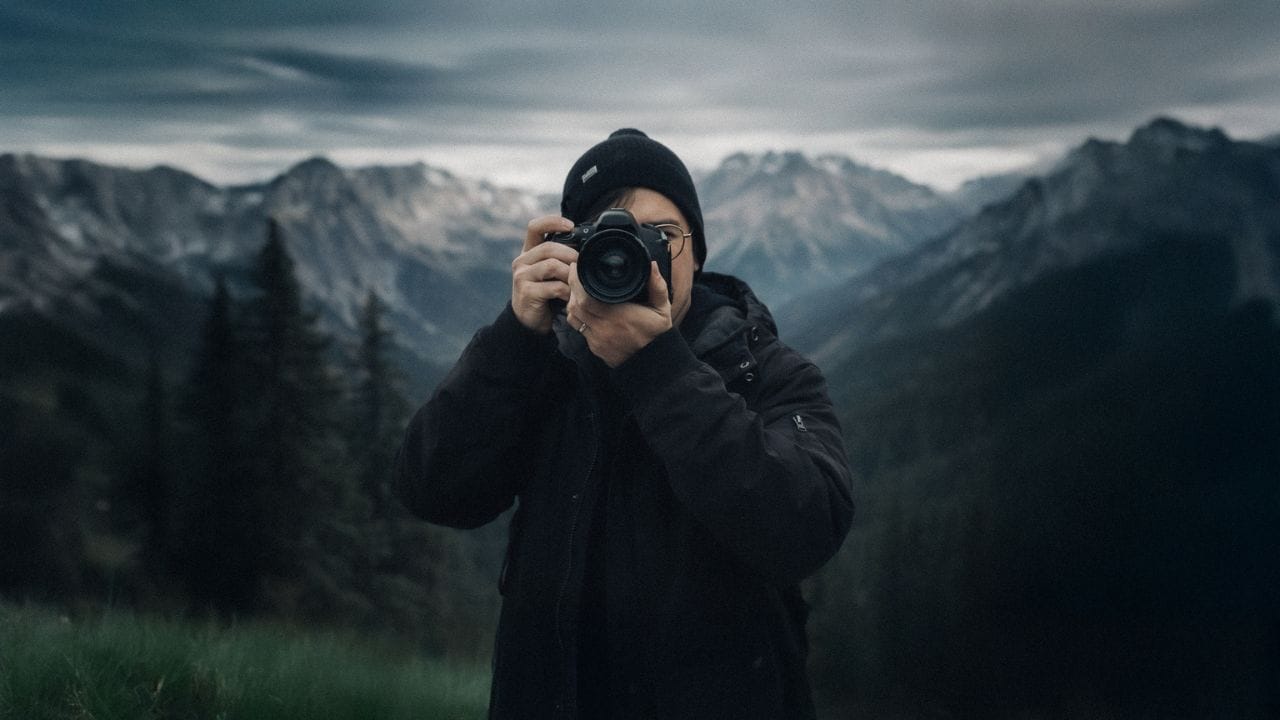 Videógrafo da Weiss Films a filmar nas montanhas para produção de vídeo profissional